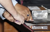 Corby memberikan sidik jarinya sebelum keluar dari LP Kerobokan. REUTERS/Jason Reed.