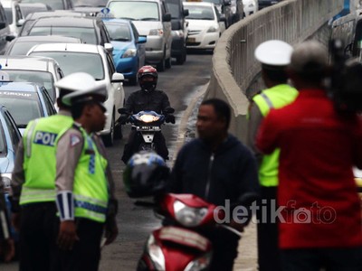 Pemotor Masih Lewati JLNT Tanah Abang