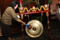 Mari Elka Pangestu memukul gong tanda dibukanya acara tersebut. Gus Mun/detikFoto.
