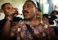 Seorang pria bernama Boy Husaein datang ke KPK dan langsung mengamuk. Lamhot Aritonang/detikFoto.     