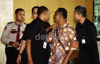 Husein, mengamuk karena sudah tiga kali tidak diberi ijin membesuk Anas Urbaningrum. Lamhot Aritonang/detikFoto.