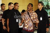 Petugas keamanan KPK langsung mengamankannya dengan  menggiring keluar Boy yang masih terus mengumpat. Lamhot Aritonang/detikFoto.
