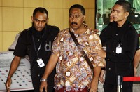 Petugas KPK berusaha mengamankan Boy Husein agar meningalkan gedung KPK. Lamhot Aritonang/detikFoto.     