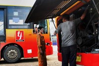 Dua orang mekanik memperbaiki bus TransJ, Senin (10/2/2014).