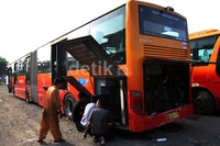 Sebuah bus TransJ gandeng bernomor polisi B 7428 IV tengah dalam perbaikan.
