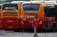 Bus-bus TransJ mengantre untuk diperbaiki.