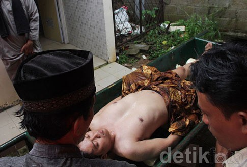 Farhat Abbas dan Regina Makin Lengket, Arya Wiguna Sumpah Pocong