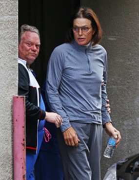 Krisis Identitas, Ayah Tiri Kim Kardashian Operasi Jakun