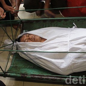 Farhat Abbas dan Regina Makin Lengket, Arya Wiguna Sumpah Pocong