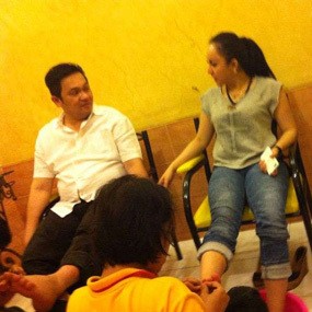 Eaa.. Farhat Abbas dan Regina Kepergok Mani-Pedi di Salon