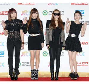 Korean Style: Gaya Para Personel 2NE1 yang Berani Tampil Nyentrik