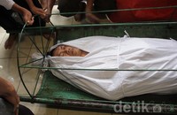 Untuk menjawab tantangan Farhat Abbas, Arya Wiguna akhirnya menjalani sumpah pocong di Pondok Pesantren Daarul Safa, Bojongsari, Depok, Jawa Barat, Jumat (7/2/2014). (dok. detikHOT)
