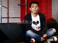 Ia pun berharap lagu ini bisa laris terjual hingga akhirnya sumbangan yang terkumpul pun banyak.