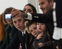 David Beckham mengajak empat anaknya untuk berfoto bersama. REUTERS/Eric Thayer.