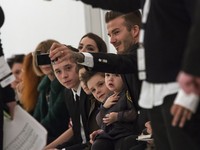 Beckham asyik foto selfie. REUTERS/Eric Thayer.