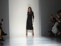 Victoria Beckham usai memamerkan koleksi busananya di New York Fashion Week 2014 pada Minggu (9/2/2014) waktu setempat. REUTERS/Eric Thayer.