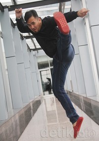 Tendangan Saipul Jamil di depan kamera. Gus Mun/detikHOT.