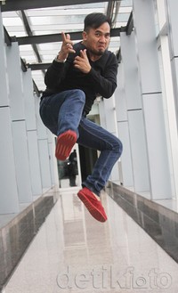 Pedangdut yang akrab disapa bang Ipul itu melayang di udara. Gus Mun/detikHOT.