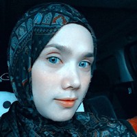     Berhijab, Mulan tak lupa untuk selfie. (Instagram)