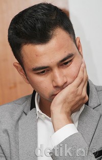 Raffi terlihat sedang memikirkan sesuatu. Gus Mun/detikHOT.