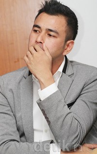 Tak seperti di layar kaca yang selalu happy, Raffi tampak banyak pikiran. Gus Mun/detikHOT.