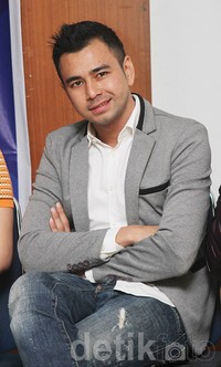 Raffi akhirnya tersenyum di depan kamera. Gus Mun/detikHOT.