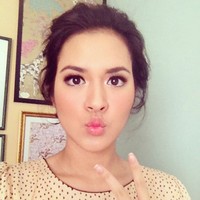 Namun, tak melulu tersenyum, Raisa juga berpose lucu di depan kamera. (Instagram)