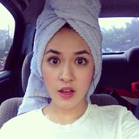     Meski rambut masih handukan dan belum tertata, Raisa tetap eksis melakukan selfie. (Instagram)