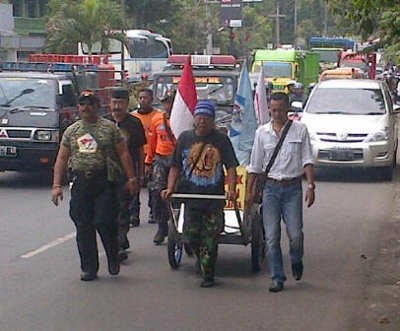 Indra Azwan Bawa Gerobak dan Piagam akan Temui SBY dan Kapolri
