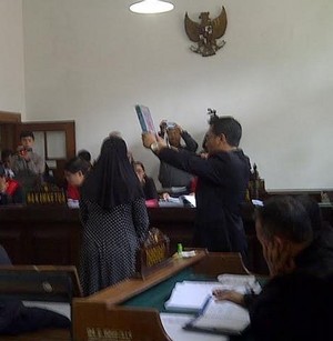 Kisah Sarah Lihat Suaminya Bersihkan Rambut di Gear Motor