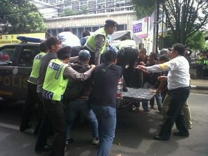 Adegan Massa Serang KPU Warnai Simulasi Pengamanan Pemilu di Bandung