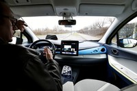 Mobil ini bisa melaju sendiri berkat kombinasi satu sensor dan sensor lainnya yang semuanya terintegrasi dengan sebuah komputer. (dok Renault).