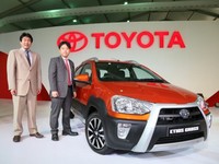 Tampilan bemper juga semakin galak berkat adanya tambahan foglamp mewah disisi kiri dan kanan. Di bagian atap mobil juga terlihat mencolok dengan adanya tambahan rel bar, membuat Etios Cross lebih tinggi. (dok Toyota).