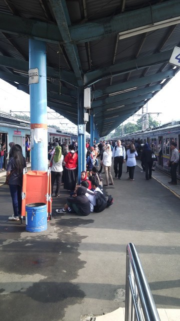 Masalah Wesel Sudah Teratasi, Antrean KRL Perlahan Terurai