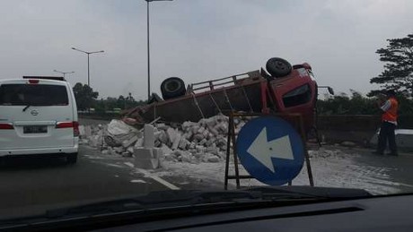 Truk Terguling di Tol JORR Serpong-Bintaro, Lalin Macet 2 Kilometer