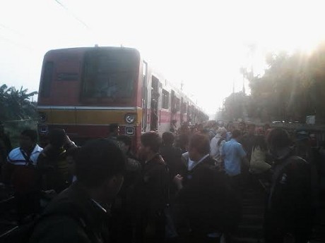 Kaca Masinis KRL Ditimpuki Penumpang yang Kepanasan di Dalam KRL