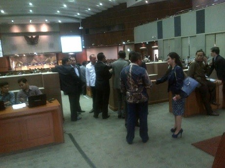 Paripurna Molor 1 Jam, Anggota DPR Protes: Kapan Rapat Dimulai?