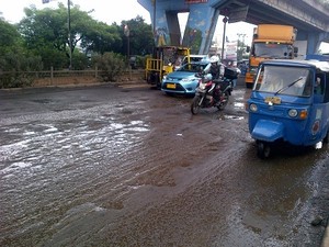 Jalan Underpass Pasar Minggu Arah Lenteng Agung Rusak Parah