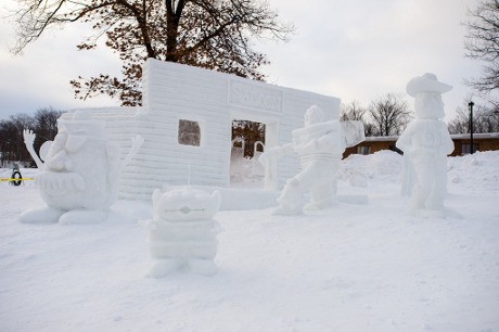 Timbunan Salju Berubah Menjadi Patung Es