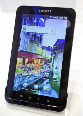 Ini adalah versi pertama Galaxy Tab yang diperkenalkan di Jerman pada September 2010. Samsung ingin menantang iPad yang diluncurkan awal tahun itu.