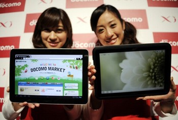Model memperkenalkan Galaxy Tab 10.1 yang dijual di Jepang bersama operator NTT DoCoMo.