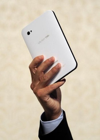 Ia dibekali kamera 3,2 megapixel dan kamera depan 1,3 megapixel. Bodinya terbuat dari plastik.