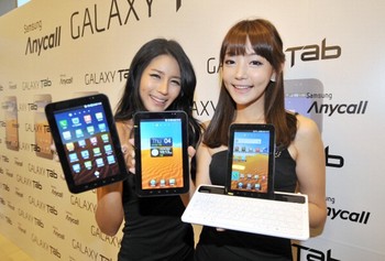Galaxy Tab versi pertama dijual di banyak negara, termasuk Indonesia. Meski tidak spektakuler, penjualannya lumayan baik.