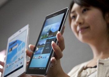 Galaxy Tab 7.7 Plus diperkenalkan pada pertengahan 2012 dengan spesifikasi cangih di masanya.