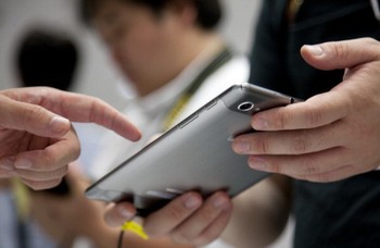 Galaxy Tab 7.7 memakai bodi dari metal sehingga terkesan mahal, bukan dari plastik.