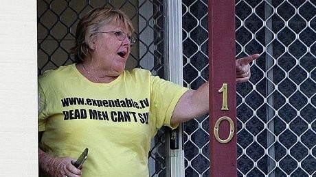 Ibunda Corby Mengomeli Jurnalis Channel 7 di Luar Rumahnya