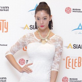 Clara, Aktris Korea Seksi Penuh Kontroversi