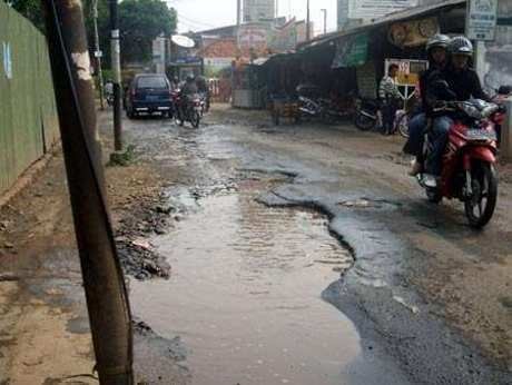Lubang Jalan Bisa Kurangi Umur Ban