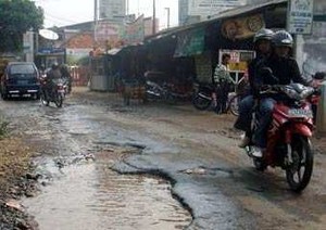 Lubang Jalan Bisa Kurangi Umur Ban