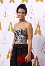 Sandra Bullock Tampil Berbunga